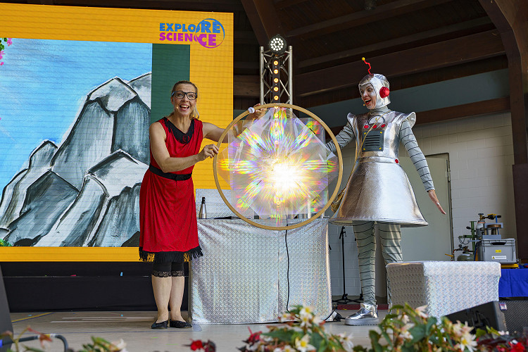 Buntes Bühnenprogramm bei Explore Science: In einem naturwissenschaftlichen Theaterstück bringen zwei Darstellerinnen Wissenschaft spielerisch auf die Bühne.