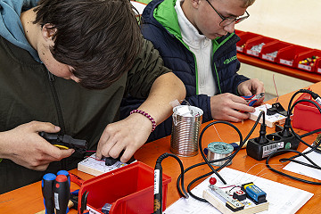 Wie kommunizierte man über weite Strecken, bevor es Handys oder Telefone gab? Das konnten Besucherinnen und Besucher am Stand der Friedrichshafener Wissenswerkstatt herausfinden. Unter anderem ließ sich dort ein eigener Morseapparat löten.